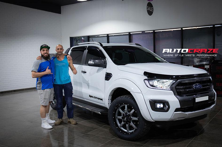 FORD RANGER MO970 GLOSS GREY CENTRE WITH BLACK LIP